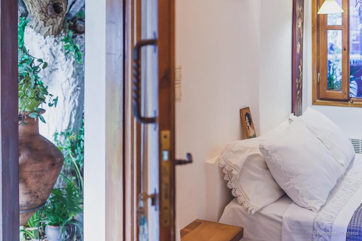 Small Guesthouse In The Garden Amarynthos Bagian luar foto